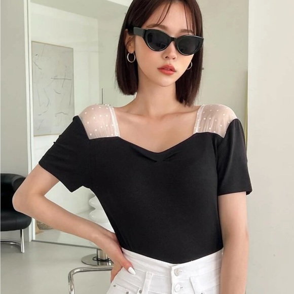Shein Dazy Contrast Mesh Sweetheart Neck Tee Size Small - Picture 1 of 6